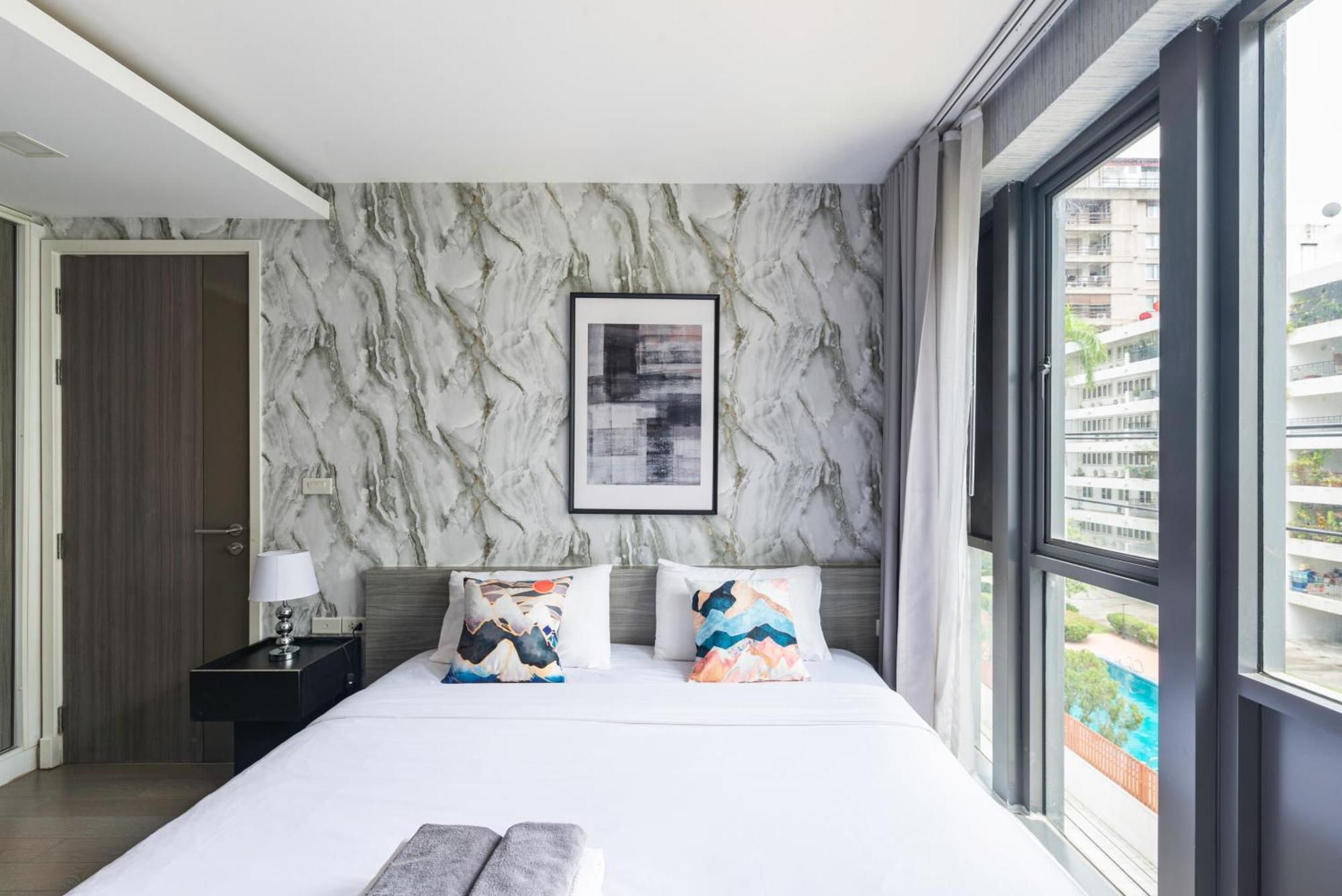 Dazzle Sukhumvit 7 By Lefoyer Apartment Банкок Екстериор снимка