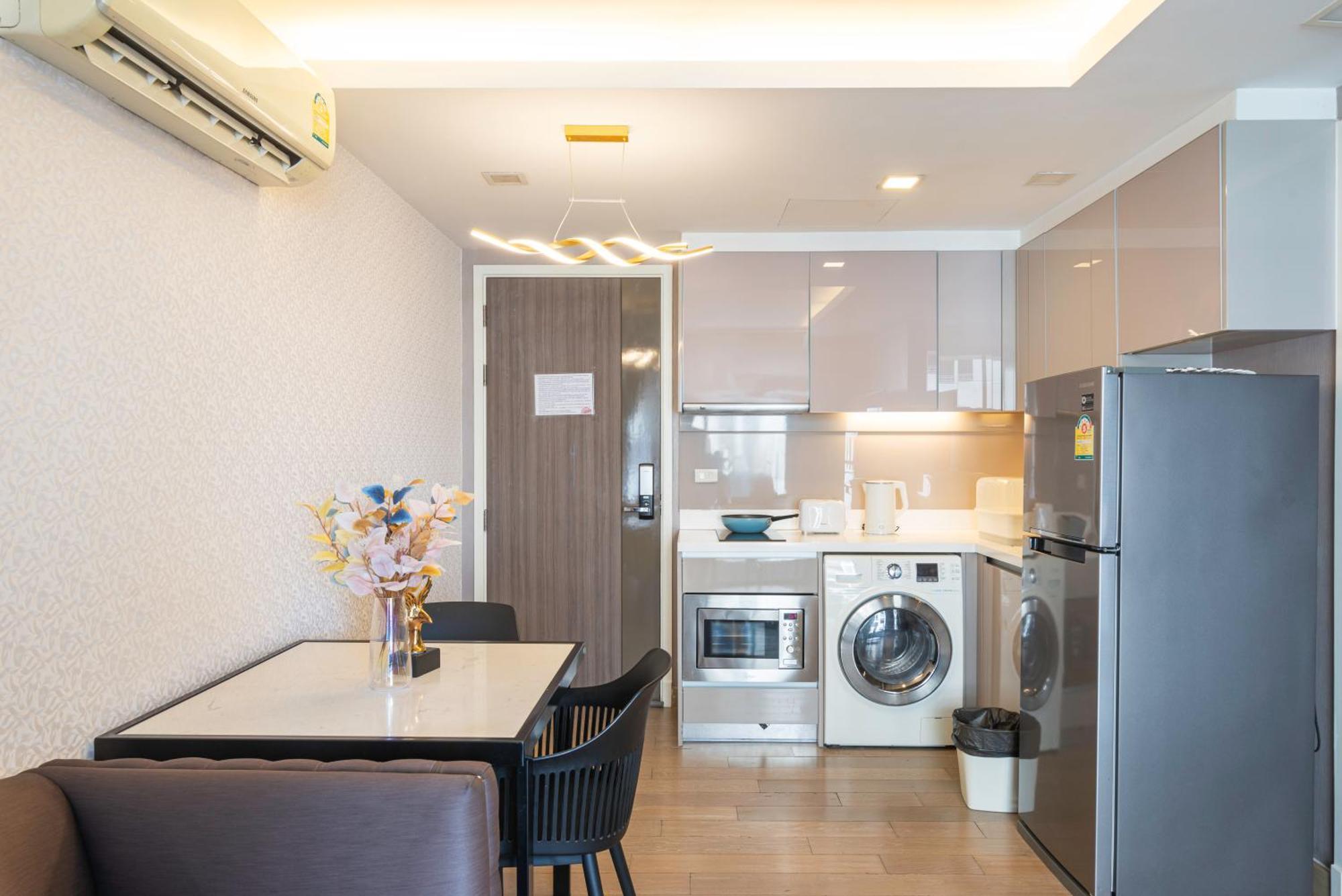 Dazzle Sukhumvit 7 By Lefoyer Apartment Банкок Екстериор снимка